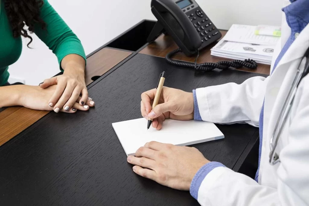 medico-escrevendo-uma-receita